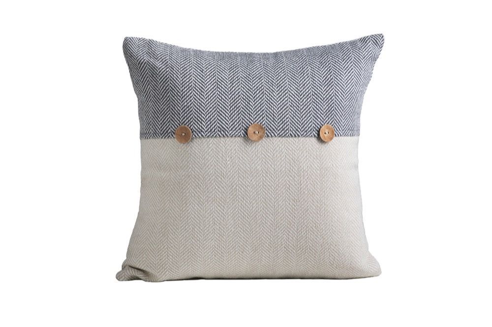 COTTON CUSHION WITH WOODEN BUTTONS 40X40